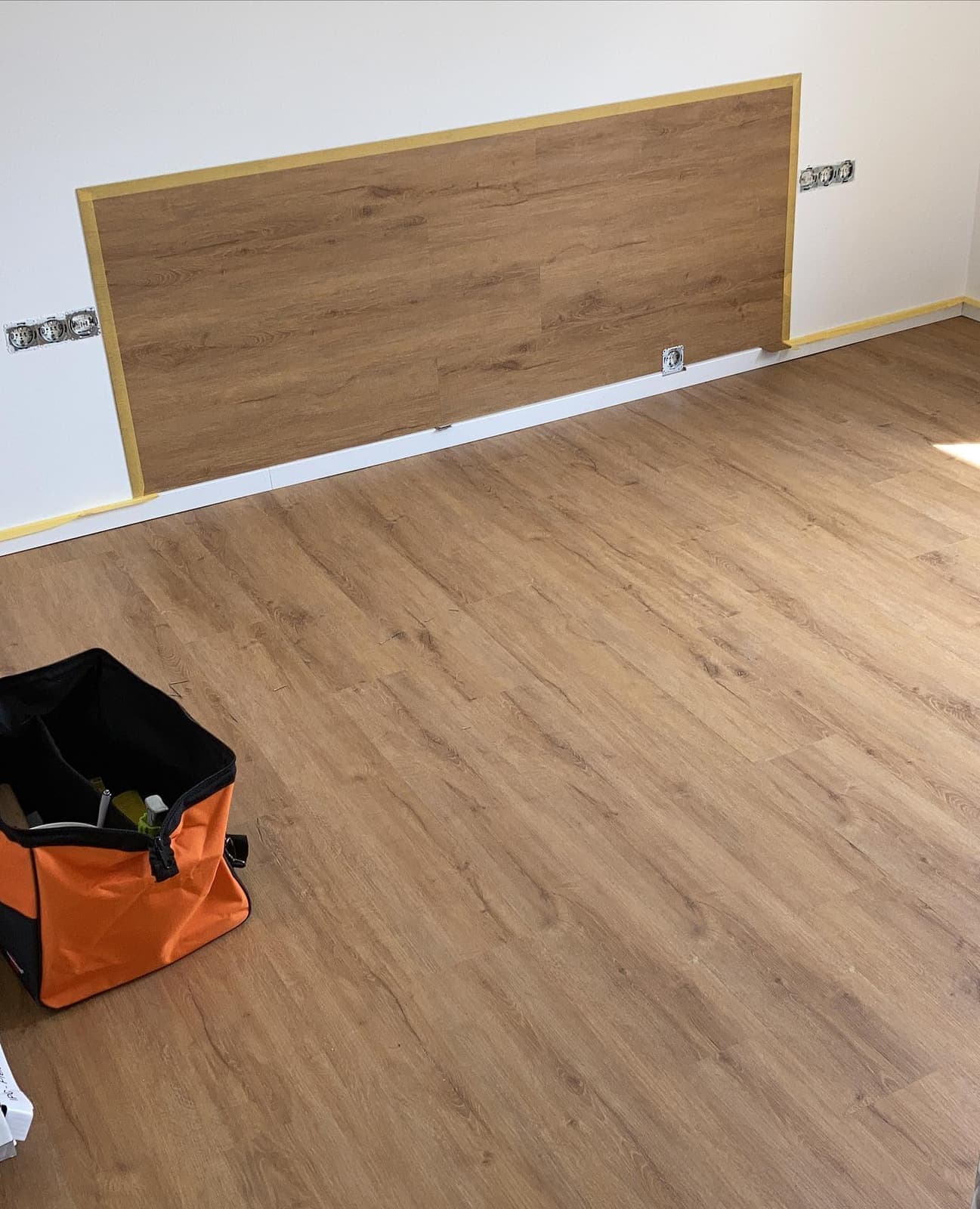 Neu verlegter Vinylboden in Holzoptik