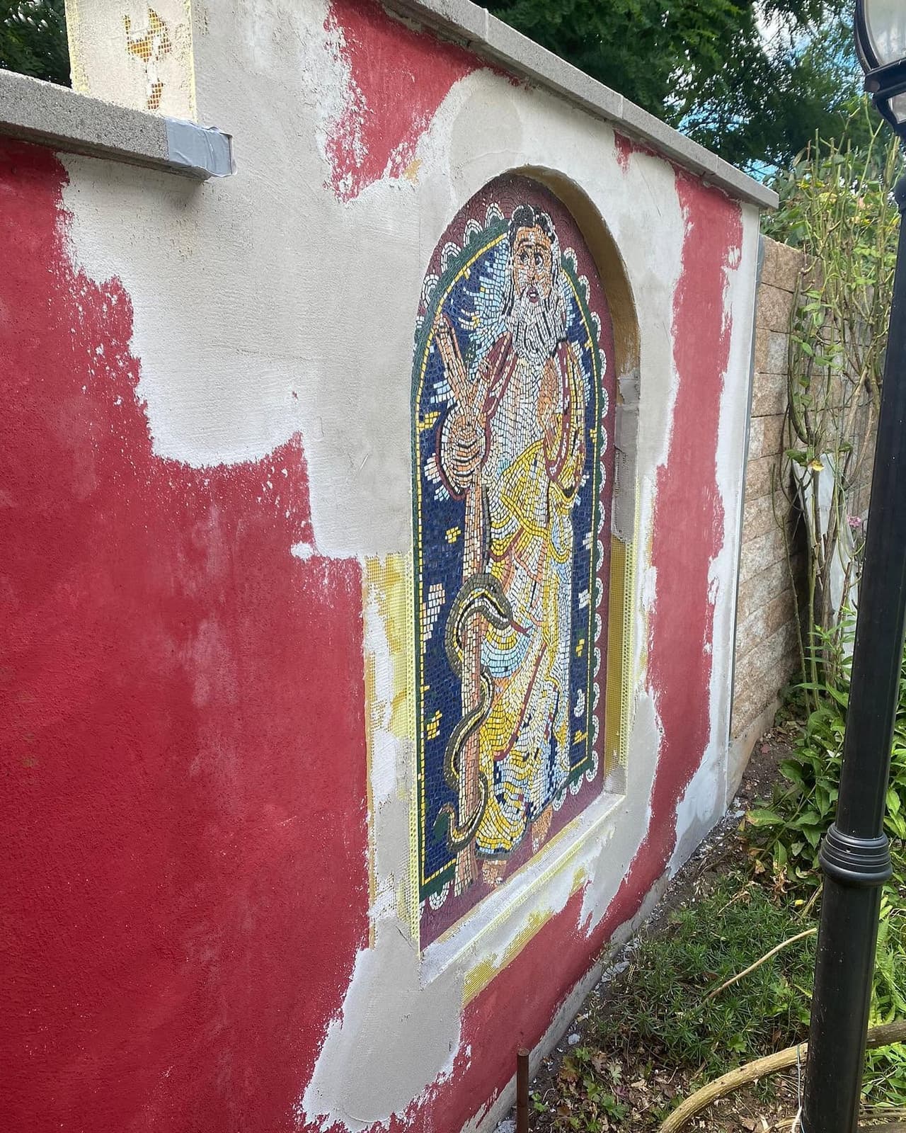 Gartenmauer mit gespachtelten Stellen vor dem Anstrich
