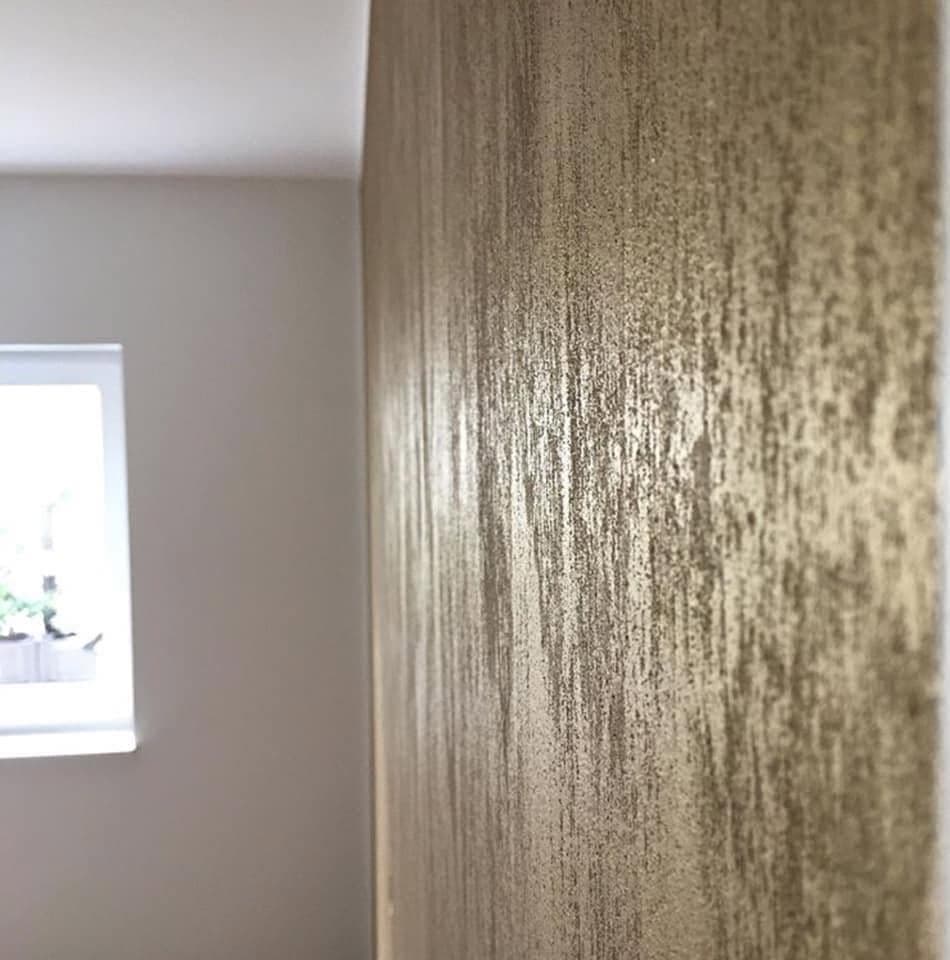 Wandfläche in metallischer Wischtechnik neben weißer Wand